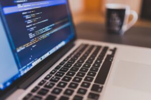Desenvolvedor trabalhando com código em laptop